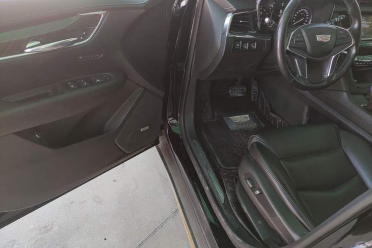 Used Cadillac XT5 2018 25T Luxury Model Driver Seat