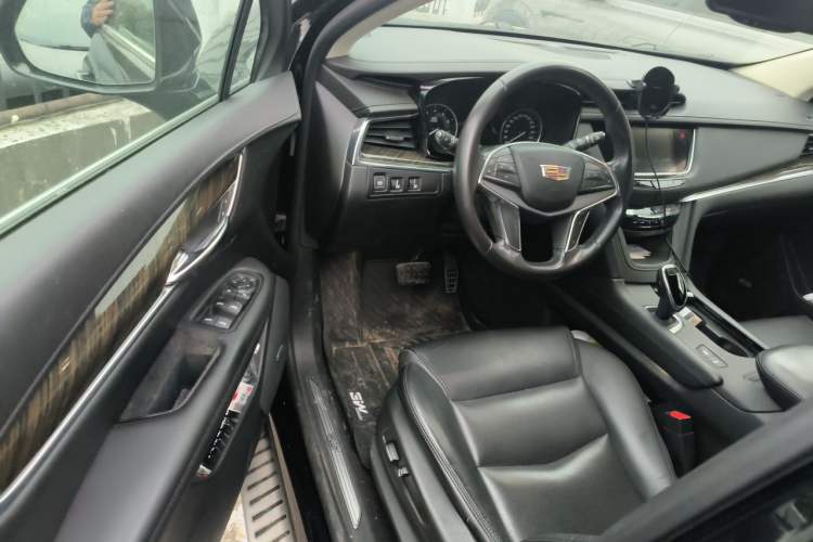 Used Cadillac XT5 2018 25T Luxury Model Driver Seat