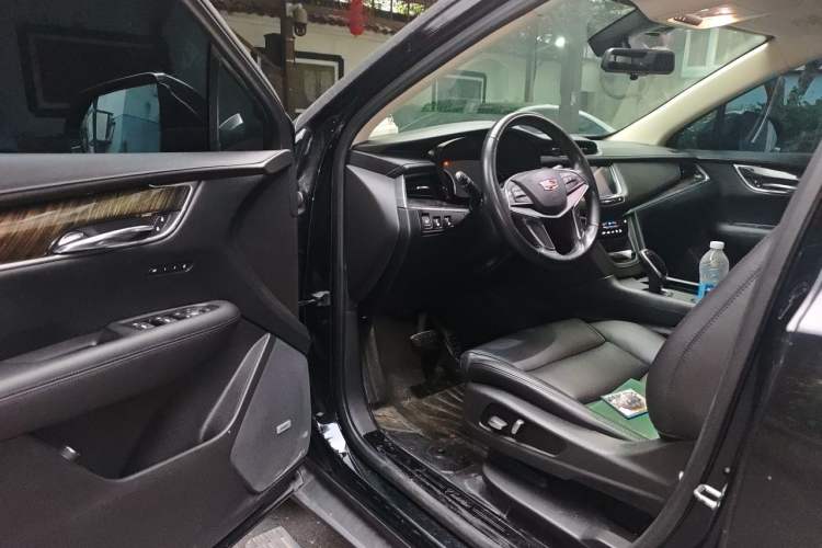 Used Cadillac XT5 2018 25T Luxury Model Driver Seat