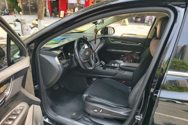 Used Cadillac XT5 2018 25T Luxury Model Driver Seat