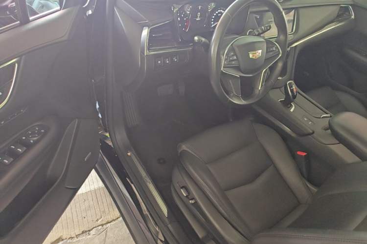 Used Cadillac XT5 2018 25T Luxury Model Driver Seat