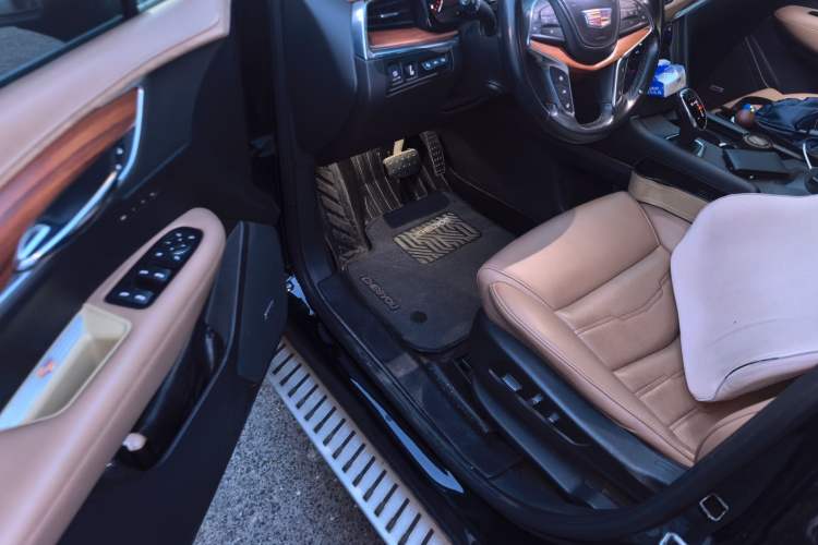 Used Cadillac XT5 2018 28E 4x4 Platinum Edition Driver Seat