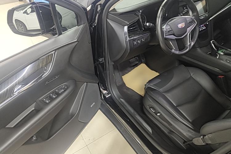 Used Cadillac XT5 2018 25T Luxury Model Driver Seat