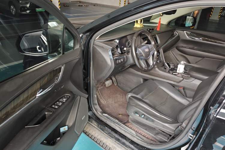 Used Cadillac XT5 2018 25T Luxury Model Driver Seat