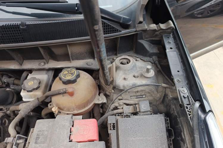 Used Cadillac XT5 2018 25T Luxury Model Engine Bay Left