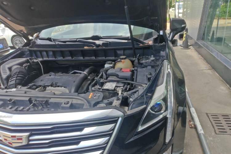 Used Cadillac XT5 2018 25T Luxury Model Engine Bay Left