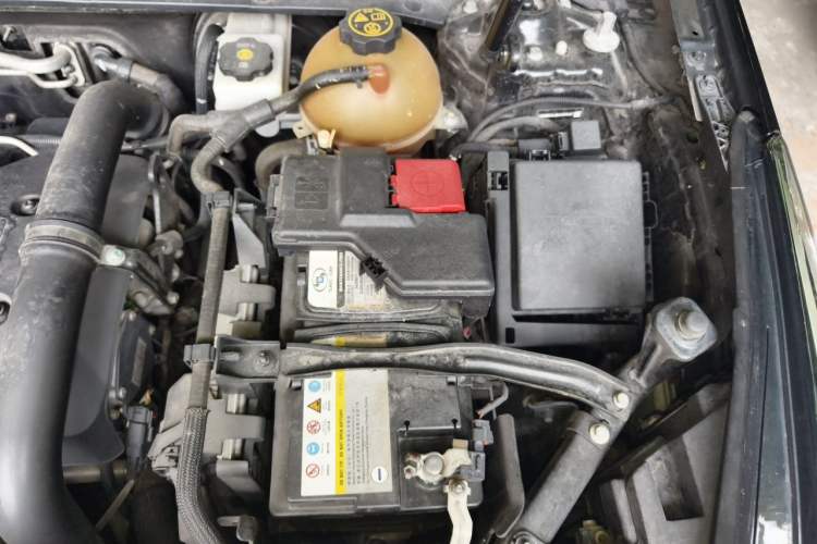Used Cadillac XT5 2018 25T Tech Model Engine Bay Left