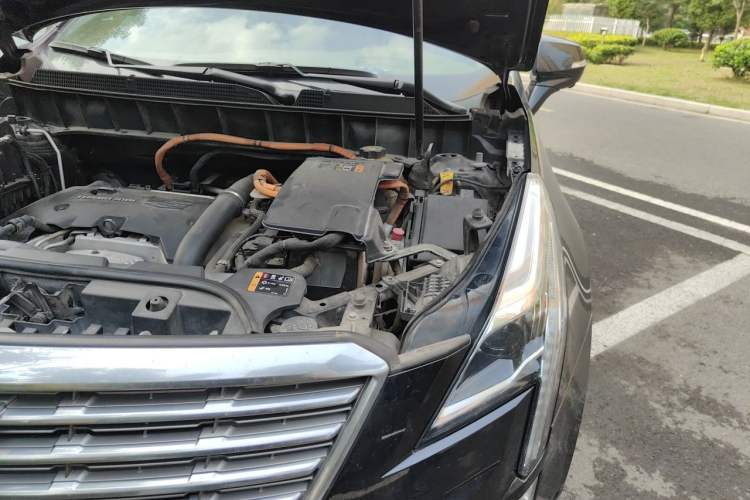 Used Cadillac XT5 2018 28E 4x4 Platinum Edition Engine Bay Left