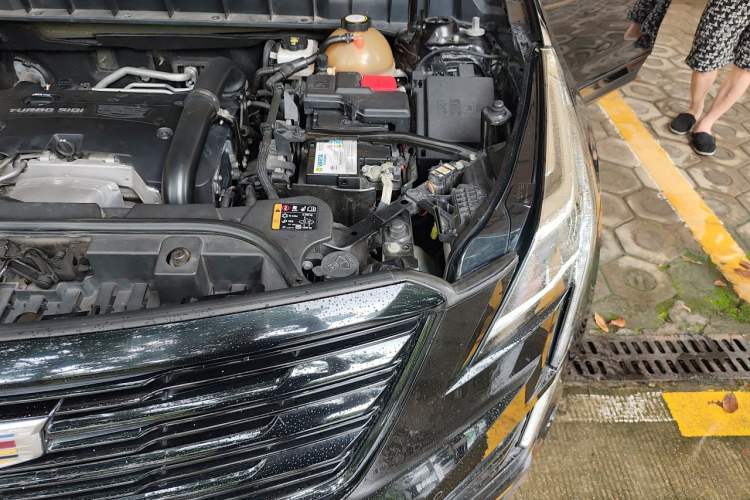 Used Cadillac XT5 2018 28T Four-Wheel Drive Luxury Model Engine Bay Left