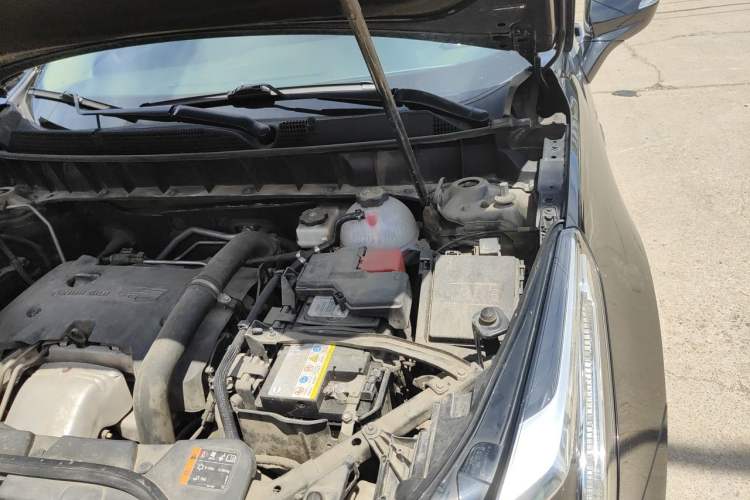 Used Cadillac XT5 2018 25T Luxury Model Engine Bay Left