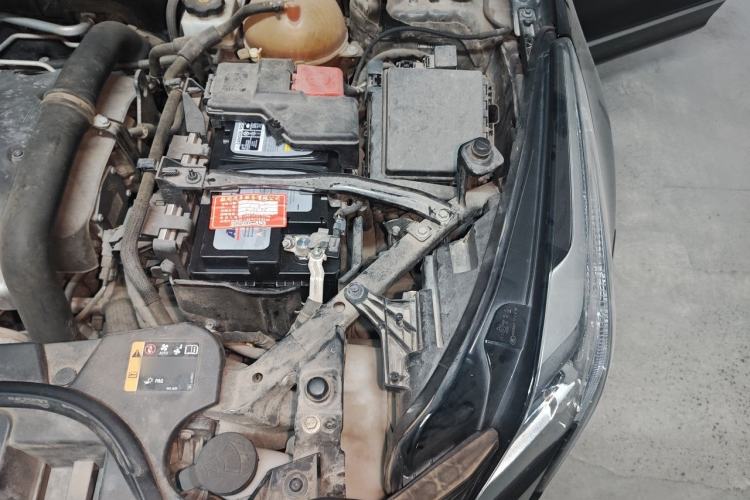 Used Cadillac XT5 2018 25T Luxury Model Engine Bay Left
