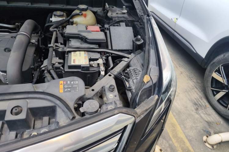 Used Cadillac XT5 2018 28T Four-Wheel Drive Luxury Model Engine Bay Left