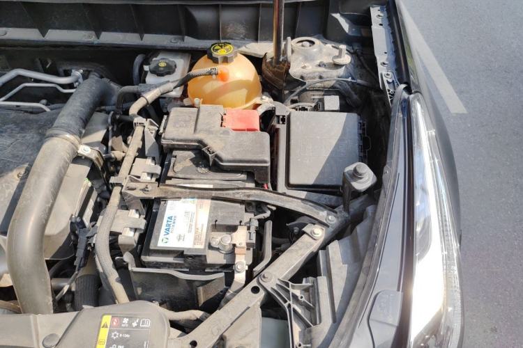 Used Cadillac XT5 2018 25T Luxury Model Engine Bay Left