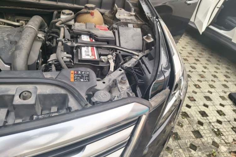 Used Cadillac XT5 2018 25T Tech Model Engine Bay Left