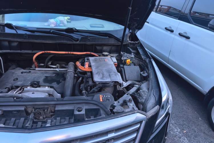 Used Cadillac XT5 2018 28E 4x4 Platinum Edition Engine Bay Left