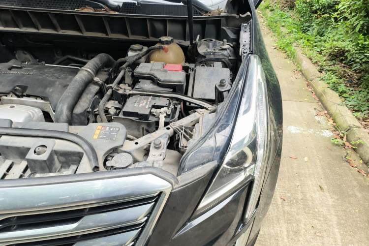 Used Cadillac XT5 2018 25T Luxury Model Engine Bay Left