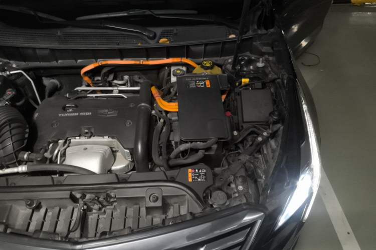 Used Cadillac XT5 2018 28E Four-Wheel Drive Tech Version Engine Bay Left