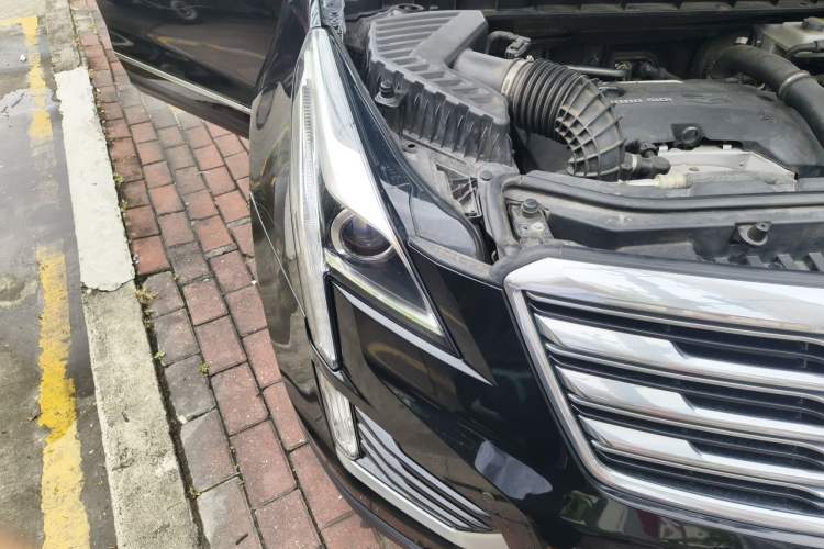 Used Cadillac XT5 2018 25T Luxury Model Engine Bay Right
