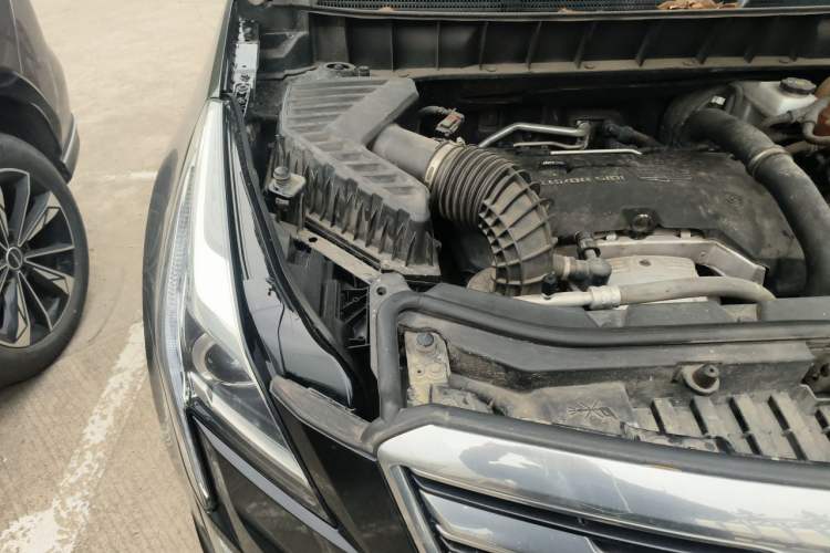 Used Cadillac XT5 2018 25T Luxury Model Engine Bay Right