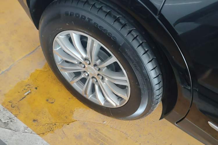 Used Cadillac XT5 2018 25T Luxury Model Exterior 2