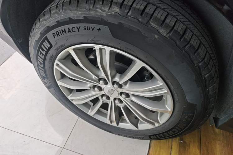 Used Cadillac XT5 2018 25T Luxury Model Exterior 2