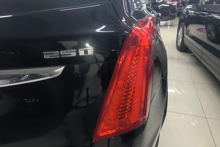 Used Cadillac XT5 2018 25T Luxury Model Exterior 3