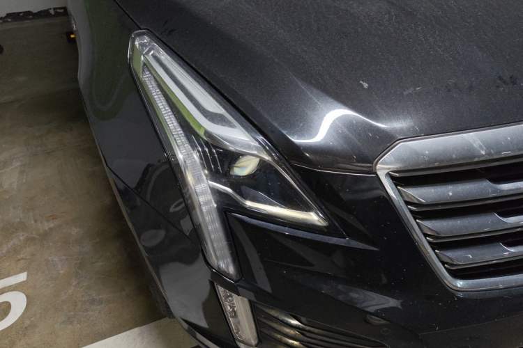 Used Cadillac XT5 2018 28T Four-Wheel Drive Luxury Model Exterior 3