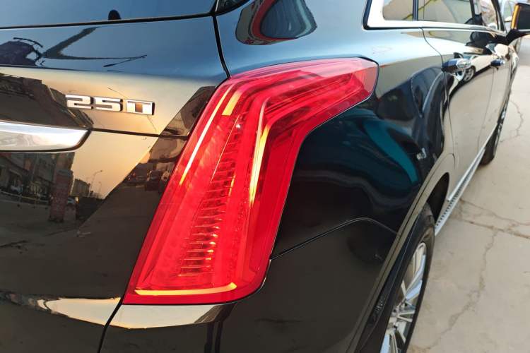 Used Cadillac XT5 2018 25T Luxury Model Exterior 3