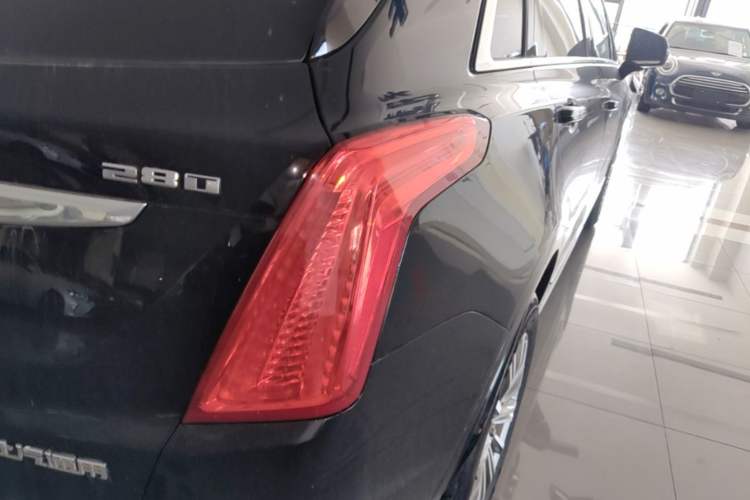 Used Cadillac XT5 2018 28T Four-Wheel Drive Luxury Model Exterior 3