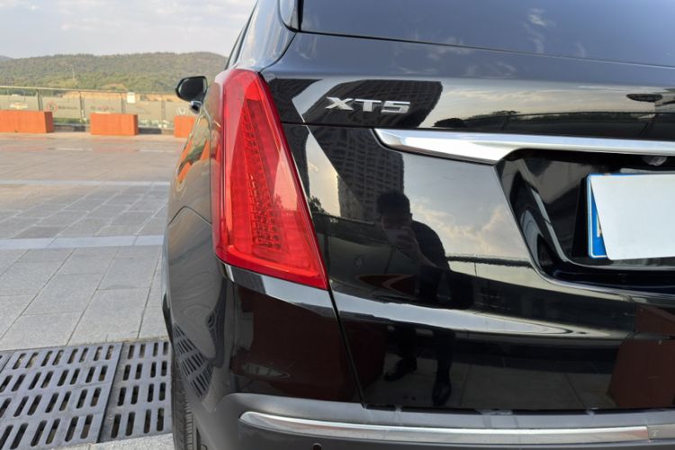 Used Cadillac XT5 2018 25T Luxury Model Exterior 3
