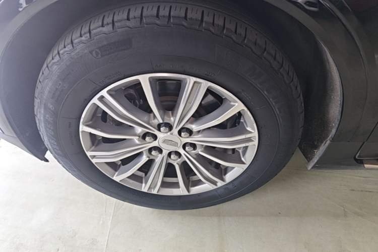 Used Cadillac XT5 2018 28T Four-Wheel Drive Luxury Model Exterior 4
