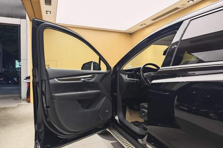 Used Cadillac XT5 2018 25T Luxury Model Exterior 4