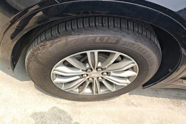 Used Cadillac XT5 2018 25T Luxury Model Exterior 4