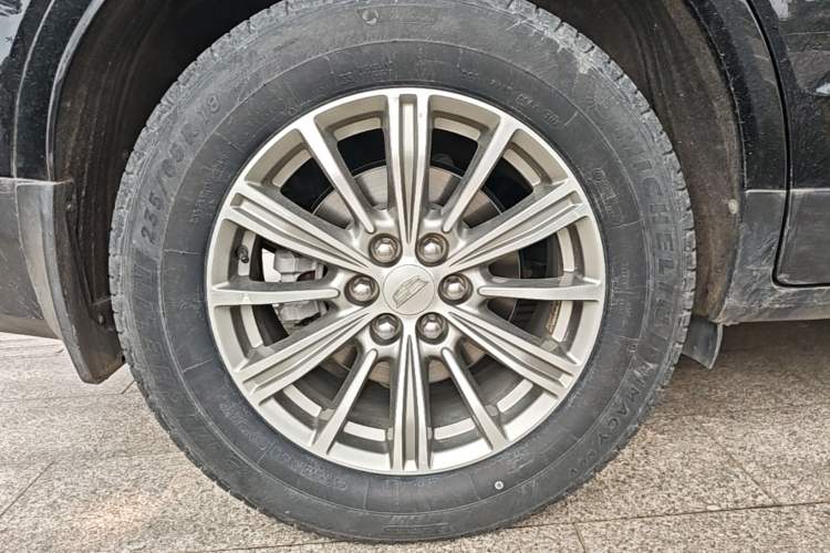 Used Cadillac XT5 2018 25T Luxury Model Exterior 5