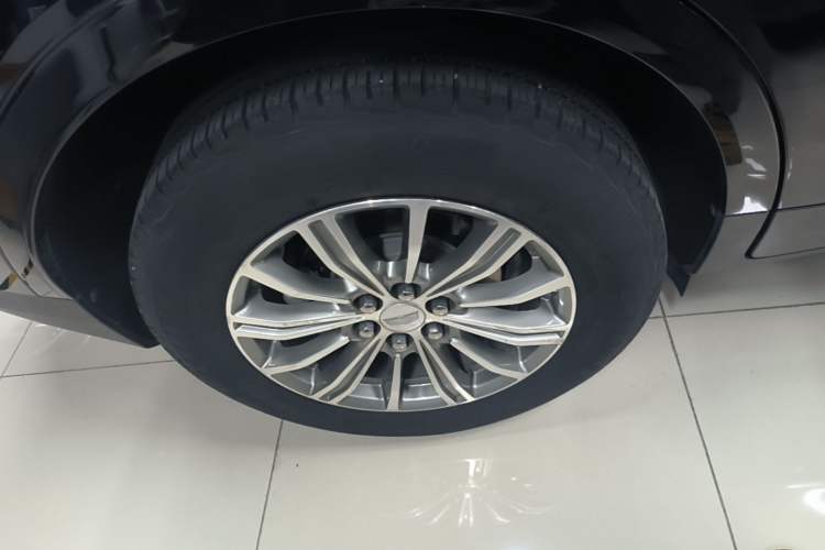 Used Cadillac XT5 2018 25T Luxury Model Exterior 5