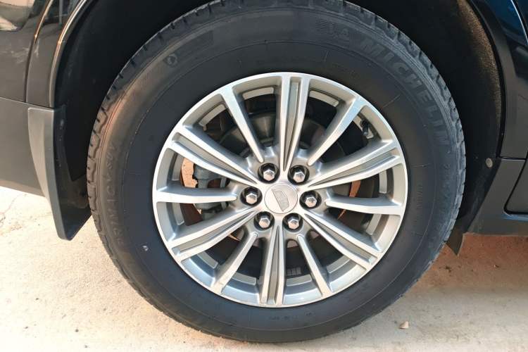 Used Cadillac XT5 2018 25T Luxury Model Exterior 5