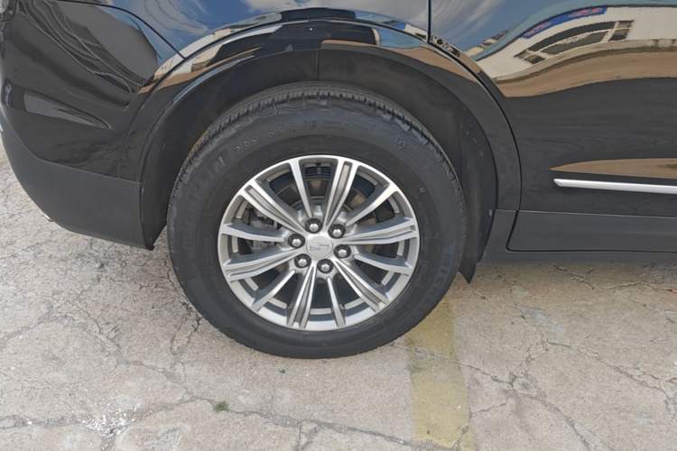 Used Cadillac XT5 2018 28T Four-Wheel Drive Luxury Model Exterior 5