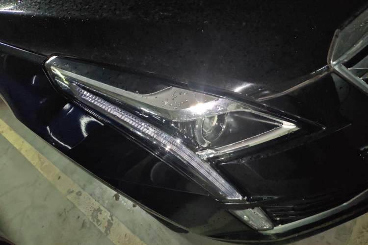 Used Cadillac XT5 2018 25T Luxury Model Exterior 6