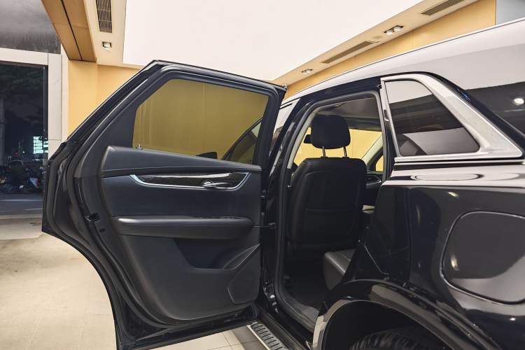 Used Cadillac XT5 2018 25T Luxury Model Exterior 7