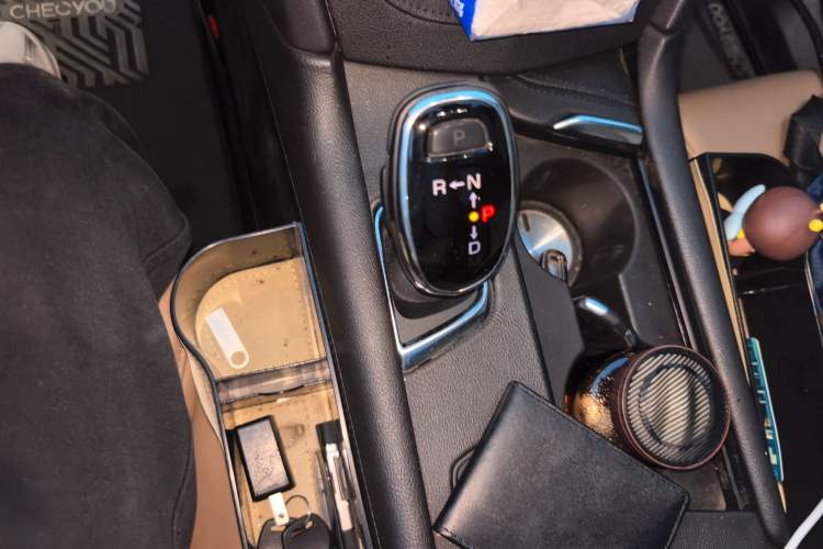 Used Cadillac XT5 2018 28E 4x4 Platinum Edition Gear Lever