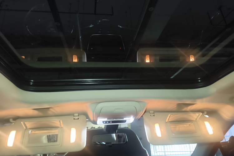 Used Cadillac XT5 2018 28T Four-Wheel Drive Luxury Model Headliner