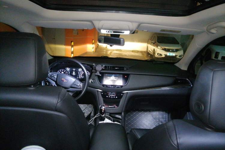 Used Cadillac XT5 2018 25T Luxury Model Headliner