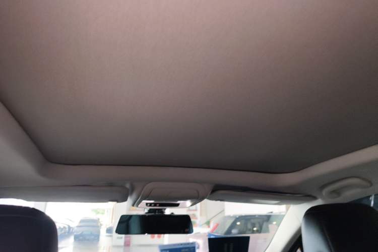 Used Cadillac XT5 2018 25T Luxury Model Headliner