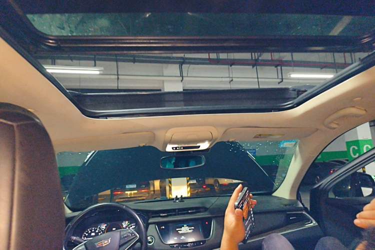 Used Cadillac XT5 2018 25T Luxury Model Headliner