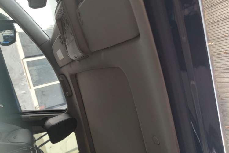 Used Cadillac XT5 2018 25T Luxury Model Headliner