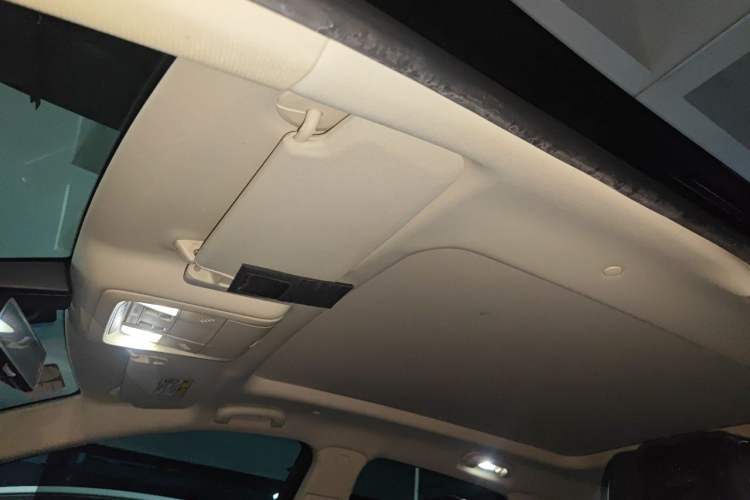 Used Cadillac XT5 2018 28T Four-Wheel Drive Luxury Model Headliner