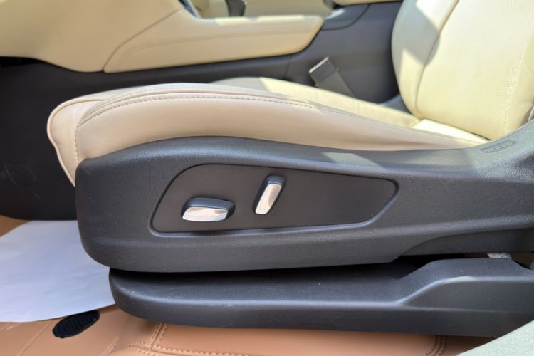 Used Cadillac XT5 2018 25T Luxury Model Interior 1