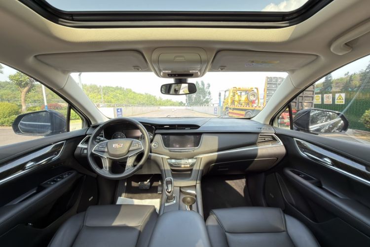 Used Cadillac XT5 2018 25T Luxury Model Interior 1