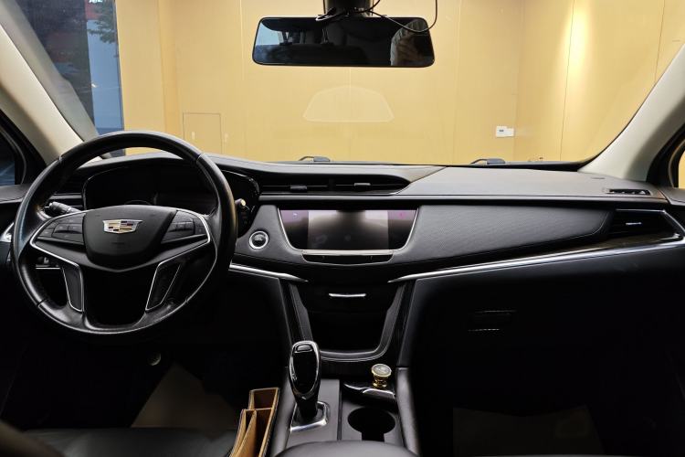 Used Cadillac XT5 2018 25T Luxury Model Interior 10