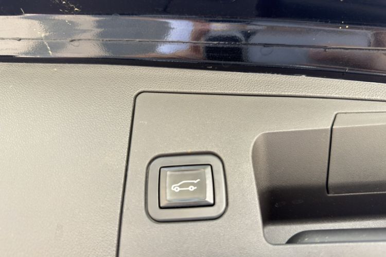 Used Cadillac XT5 2018 25T Luxury Model Interior 10